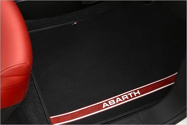 Too much? Selbst auf den Fußmatten prangt ein Abarth-Schriftzug