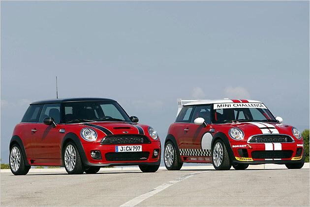 Gleiche Felgen: Der John Cooper Works neben einem Rennwagen aus der Mini Challenge