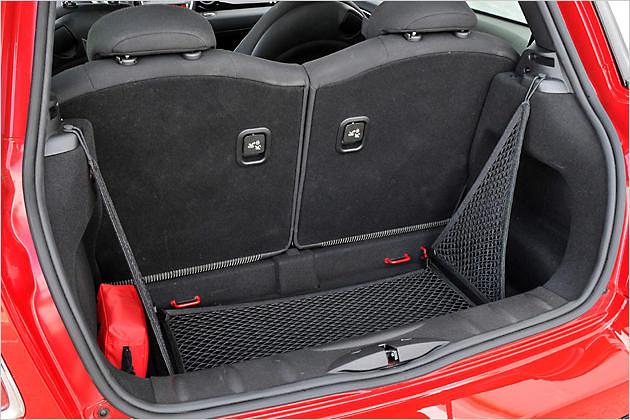 Das Kofferraumvolumen ist wie bei allen Mini mit 160 Liter recht bescheiden
