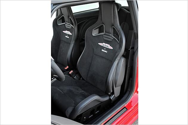 Extra für 1.263 Euro: Der John-Cooper-Works-Leder-/Alcantara-Sportschalensitz