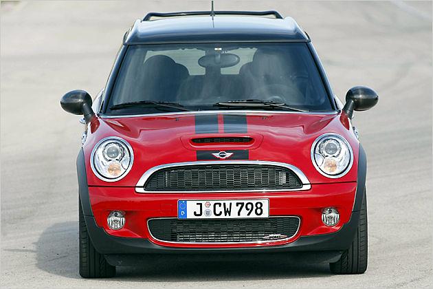 In der Vorderansicht ist beim Clubman gegenüber der Limousine kein Unterschied auszumachen