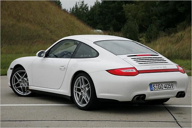 Der Carrera 4S rollt serienmäßig auf 19-Zoll-Felgen. An der Hinterachse sitzen 305er-Pneus