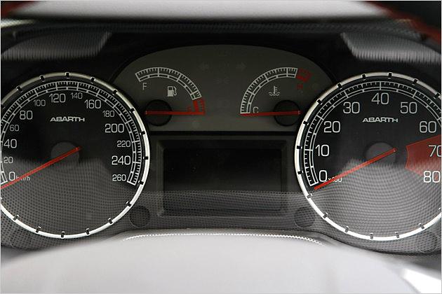 Spezielle Abarth-Uhren für Speed und Drehzahl