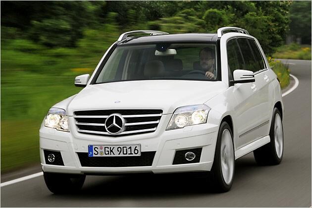 Mit dem optionalen Sport-Paket besitzt der GLK drei Chromlamellen im Grill