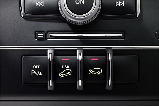 Serie beim Offroad-Technik-Paket: Schalter für Bergabfahrkontrolle (DSR) und Offroadmodus