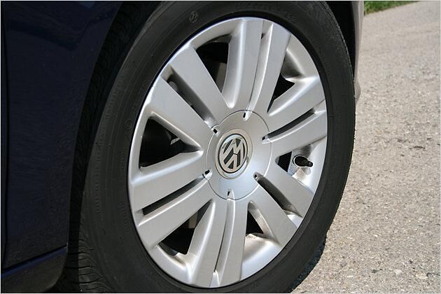 Der VW Eos steht auf 16-Zoll-Alus mit 215er-Reifen