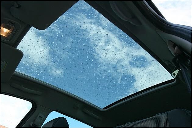 Das Panoramadach aus Glas lässt viel Licht in den Innenraum