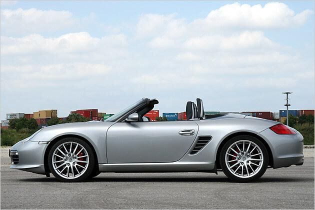 Dank serienmäßigem Aktiv-Fahrwerk liegt der RS 60 Spyder 10 Millimeter tiefer als ein Boxster S