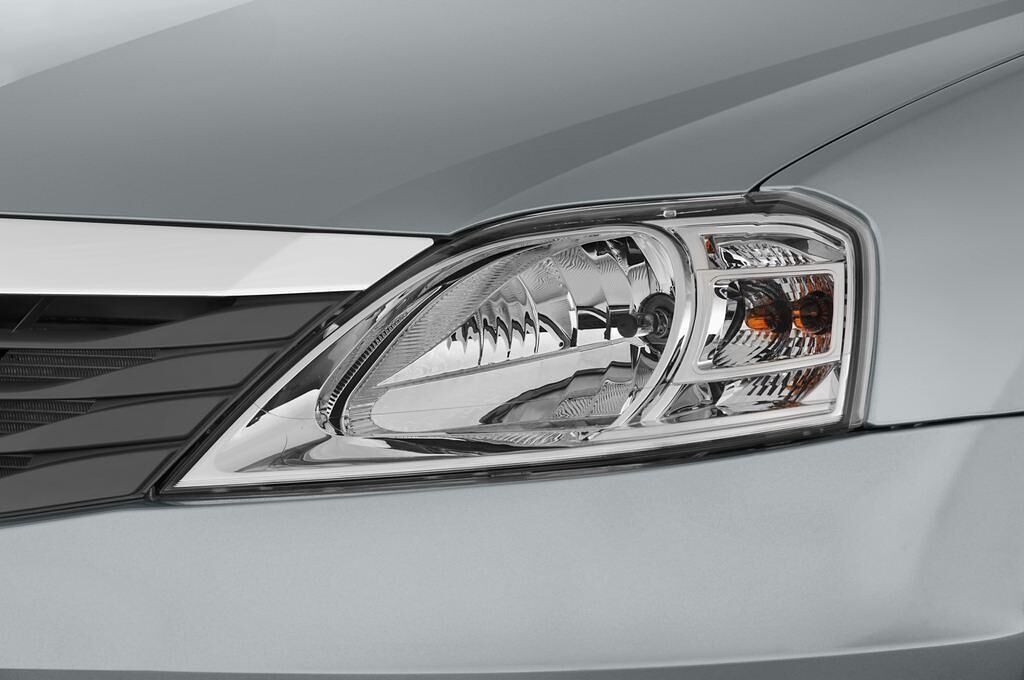 Dacia Logan (Baujahr 2010) AMBIANCE 4 Türen Scheinwerfer