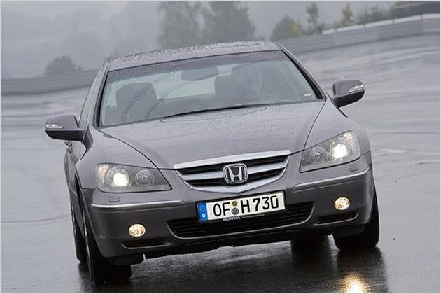 Hinter dem Honda-Emblem sitzt der Radar-Sensor
