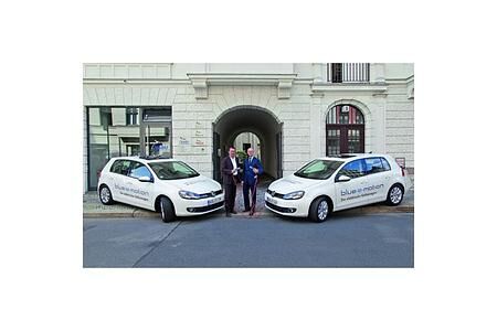VW übergibt zwei Golf Blue-e-Motion an Naturschutzbund