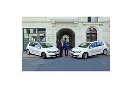 VW übergibt zwei Golf Blue-e-Motion an Naturschutzbund