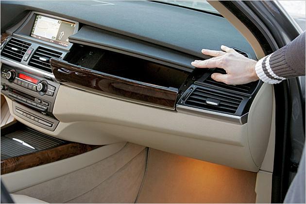 Das Handschuhfach des X5 ist dort, wo sich bei anderen Autos ein Airbag befindet