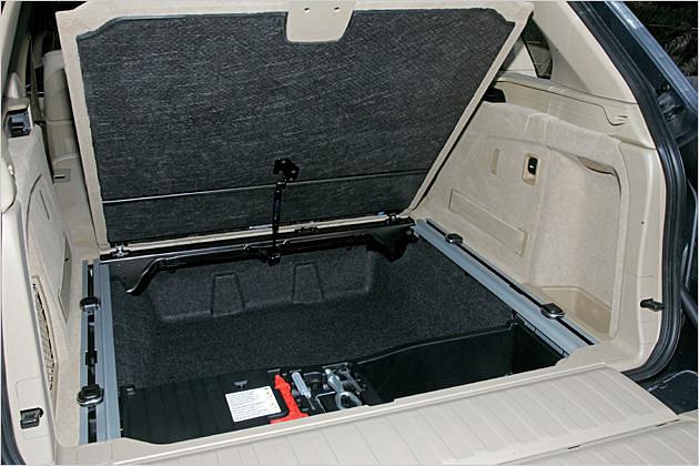 Praktisch: Unterm Kofferraumboden des fünfsitzigen X5 befindet sich ein 90-Liter-Staufach