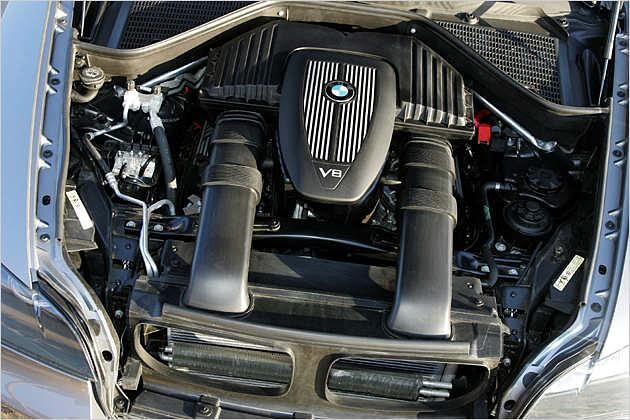 Der kultivierte V8 sorgt auf Wunsch für mächtig viel Dampf