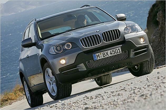 Bullig: Die Front des X5 wirkt massig