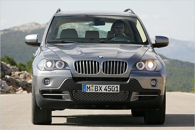 In die Motorhaube wurden vier Falten eingearbeitet