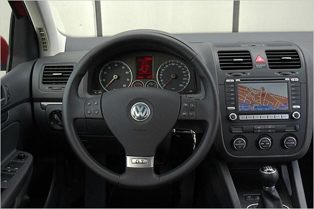 Arbeitsplatz im Golf GT mit GT-Plakette im Lenkrad