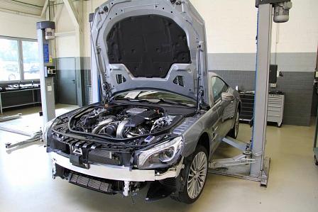 Ein SL 500 bei seiner Umrüstung.