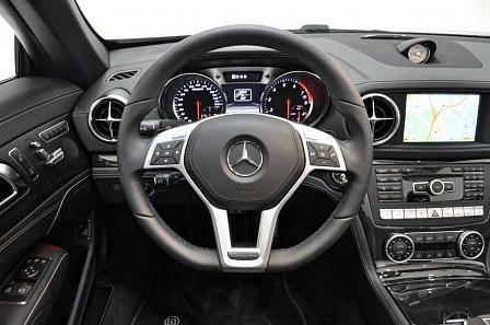 Das Cockpit des SL mit Brabus-Tachoscheibe.