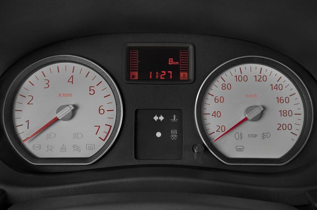 Dacia Sandero (Baujahr 2010) Laureate 5 Türen Tacho und Fahrerinstrumente