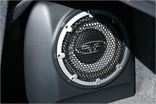 Der kräftige Subwoofer verkleinert den Kofferraum um 23 Liter