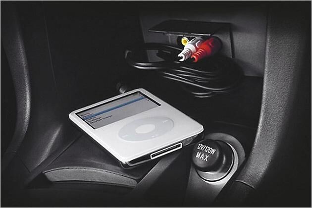 Über die drei Chinchbuchsen können MP3-Player oder Videoquellen angeschlossen werden