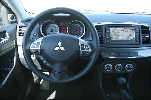 Ergonomisch gut, aber mit viel Hartplastik bestückt: Das Lancer-Cockpit