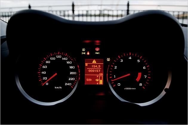 ... und in der Nacht. Die 240 auf dem Tacho ist allerdings übertrieben: Bei 204 km/h ist Schluss