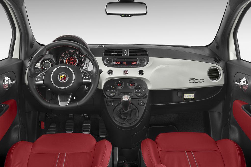 FIAT 500 (Baujahr 2010) Abarth 3 Türen Cockpit und Innenraum