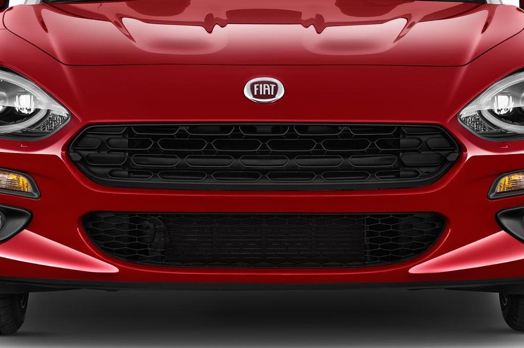 FIAT 124 Spider (Baujahr 2016) Lusso 2 Türen Kühlergrill und Scheinwerfer