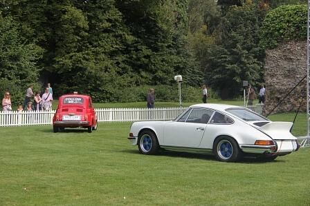 Schlossherr Jason Lindsay führt die RS-Parade mit seinem Fiat 500-Pace Car an.