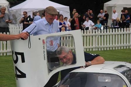 Zwei lebende Legenden: Richard Attwood hilft Vic Elford aus seinem Rennwagen.