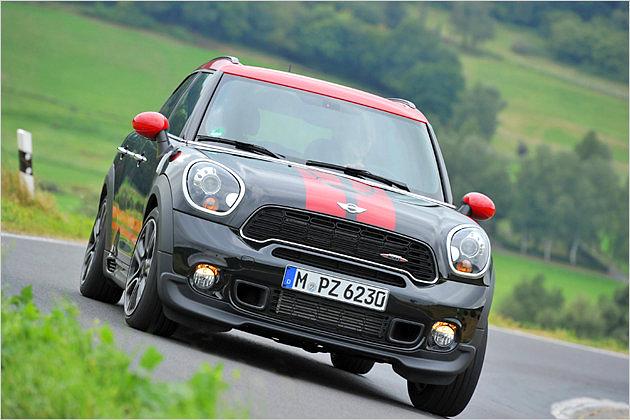 Kurven nimmt der Top-Countryman auch bei hohem Tempo sehr souverän
