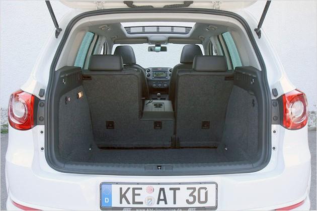 Praktisch: Die umklappbare Mittelarmlehne hinten mit Cupholdern