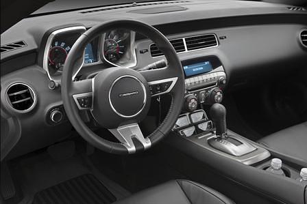 Das Lenkrad hat Funktionstasten für Tempomat, Bluetooth, iPod/MP3 und Stereoanlage.