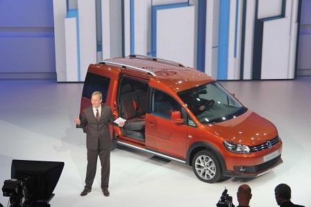 VW Nutzfahrzeuge Markenchef Eckard Scholz und der neue VW Cross Caddy.