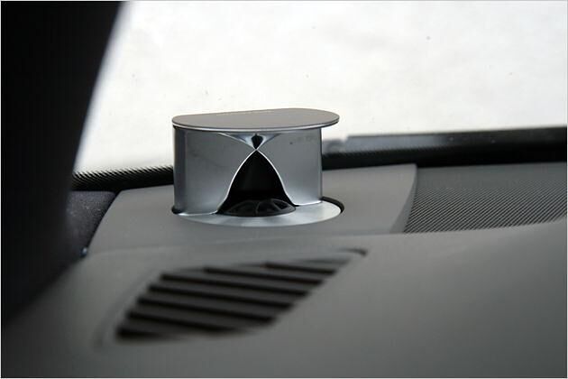 Die Hochtöner fahren beim Start automatisch aus dem Armaturenbrett