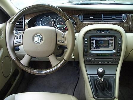 Das Cockpit des Jaguar X-Type Estate zeigt sich im Vergleich zum Opel barock, aber übersichtlich. Nervig: Das Navigationssystem ist nur im Stand zu bedienen.
