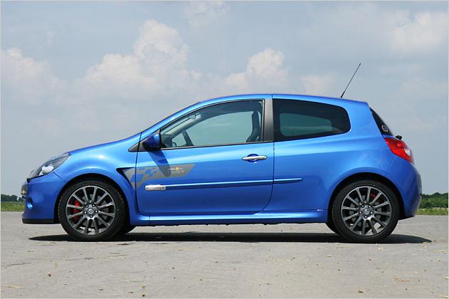 Näher an der Straße: Der Sport-Clio liegt sieben Millimeter tiefer als seine zivilen Brüder