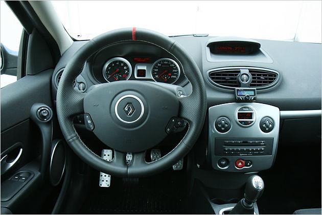 Clio-Interieur mit sportlichen Akzenten - das fette Lederlenkrad liegt super in der Hand