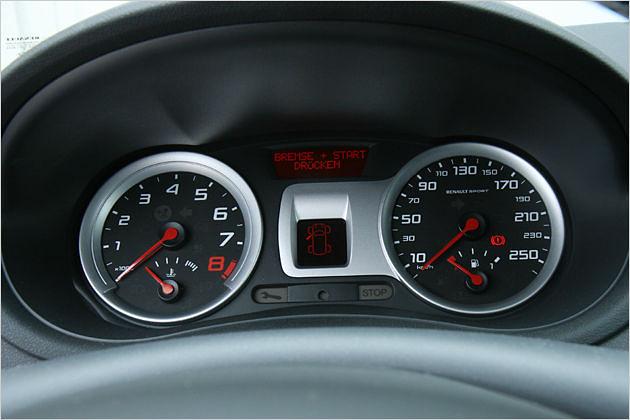 Leicht übertrieben: Der Tacho reicht bis 260 km/h, maximal läuft der Clio aber nur 215 Sachen