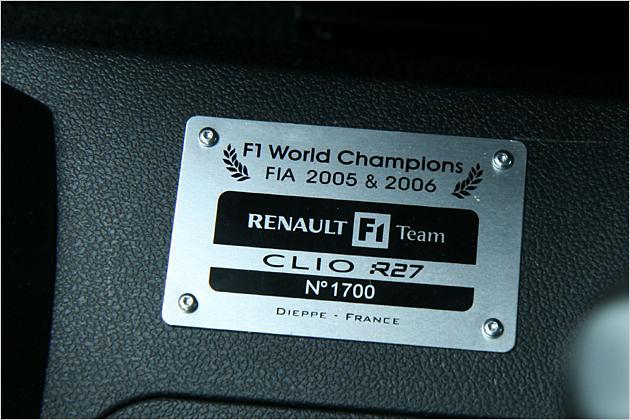 Darf nicht fehlen: Die R27-Metallplakette von Renault Sport grüßt vom Mitteltunnel