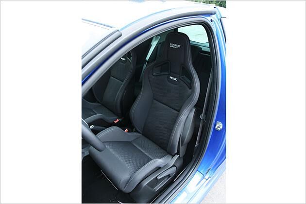 Serie: Recaro-Schalen mit super Seitenhalt und gutem Komfort. Die Sitzposition ist aber zu hoch