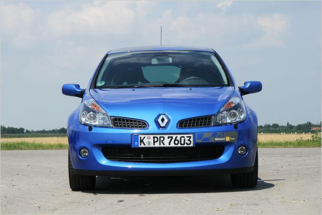 Der breite Lufteinlass und die beiden Zusatzgitter verleihen dem F1-Clio einen eigenen Look