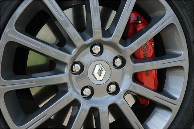 Giftig: Die Brembo-Stopper an der Vorderachse packen gnadenlos zu