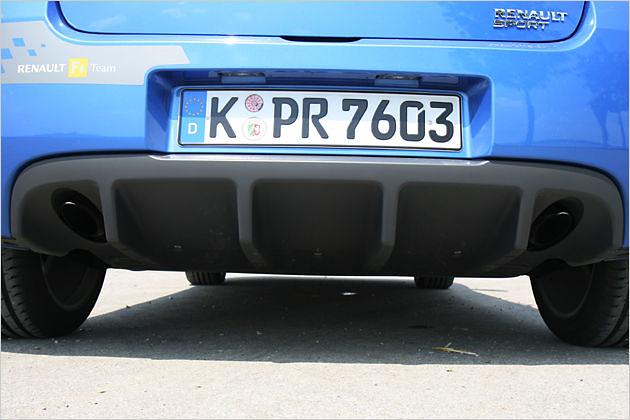 Auch keine Show: Der Diffusor saugt das Clio-Heck bei höherer Geschwindigkeit auf die Straße