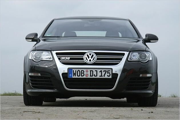 Zwei Doppelstreben im Grill kennzeichnen den R36 von vorn