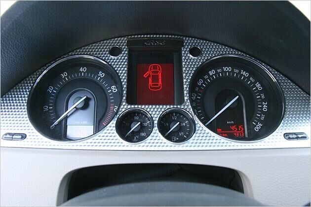 Viel versprechend: Der Tacho reicht bis 300 km/h