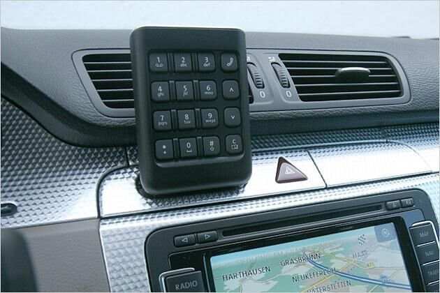 Die Telefontastatur steckt in einem Schubfach und klappt bei Bedarf aus